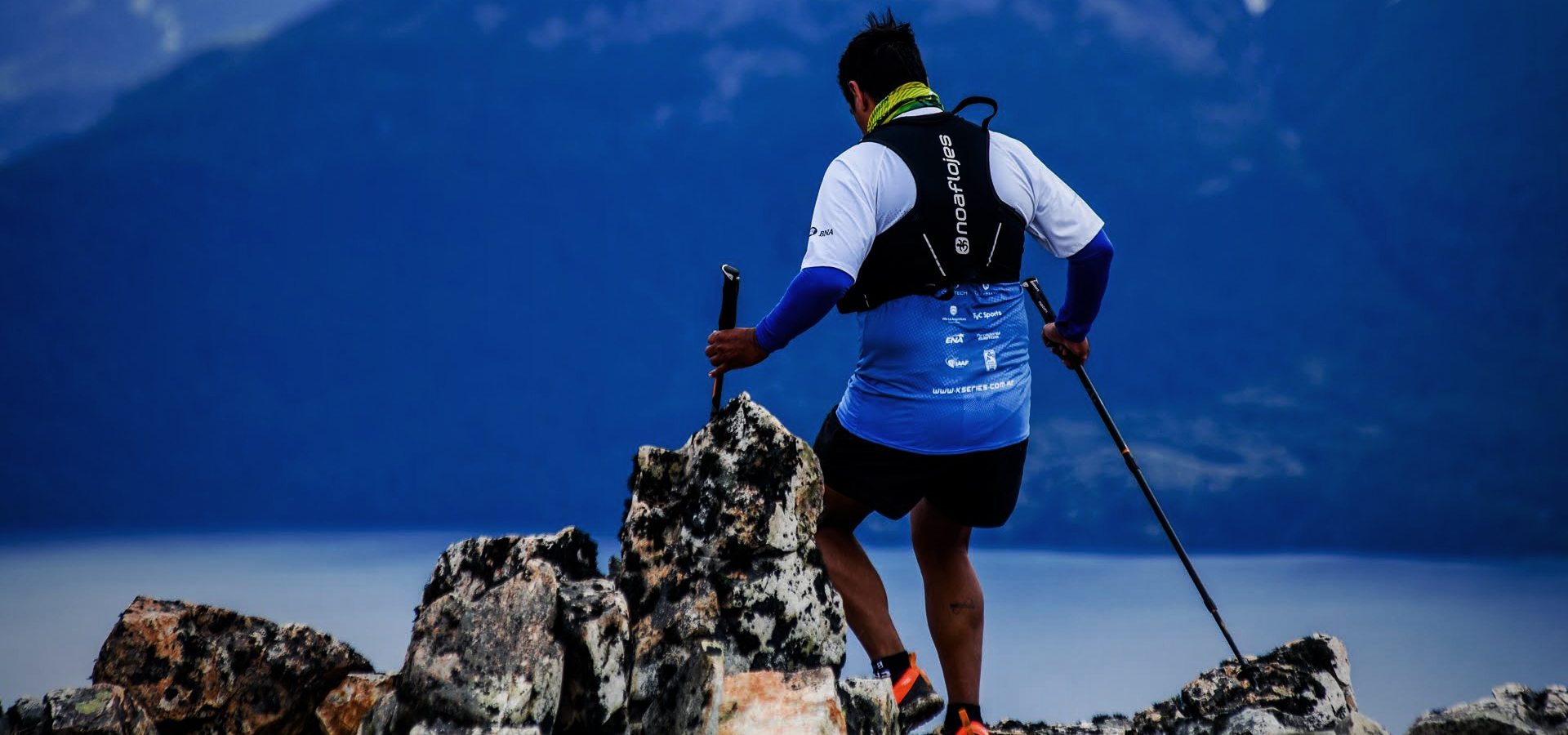 Hombre corriendo con Chaleco de Hidratación NoAf en Villa la Angostura en K42 Series